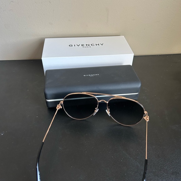❌SOLD❌Givenchy Sunglasses - Picture 5 of 10
